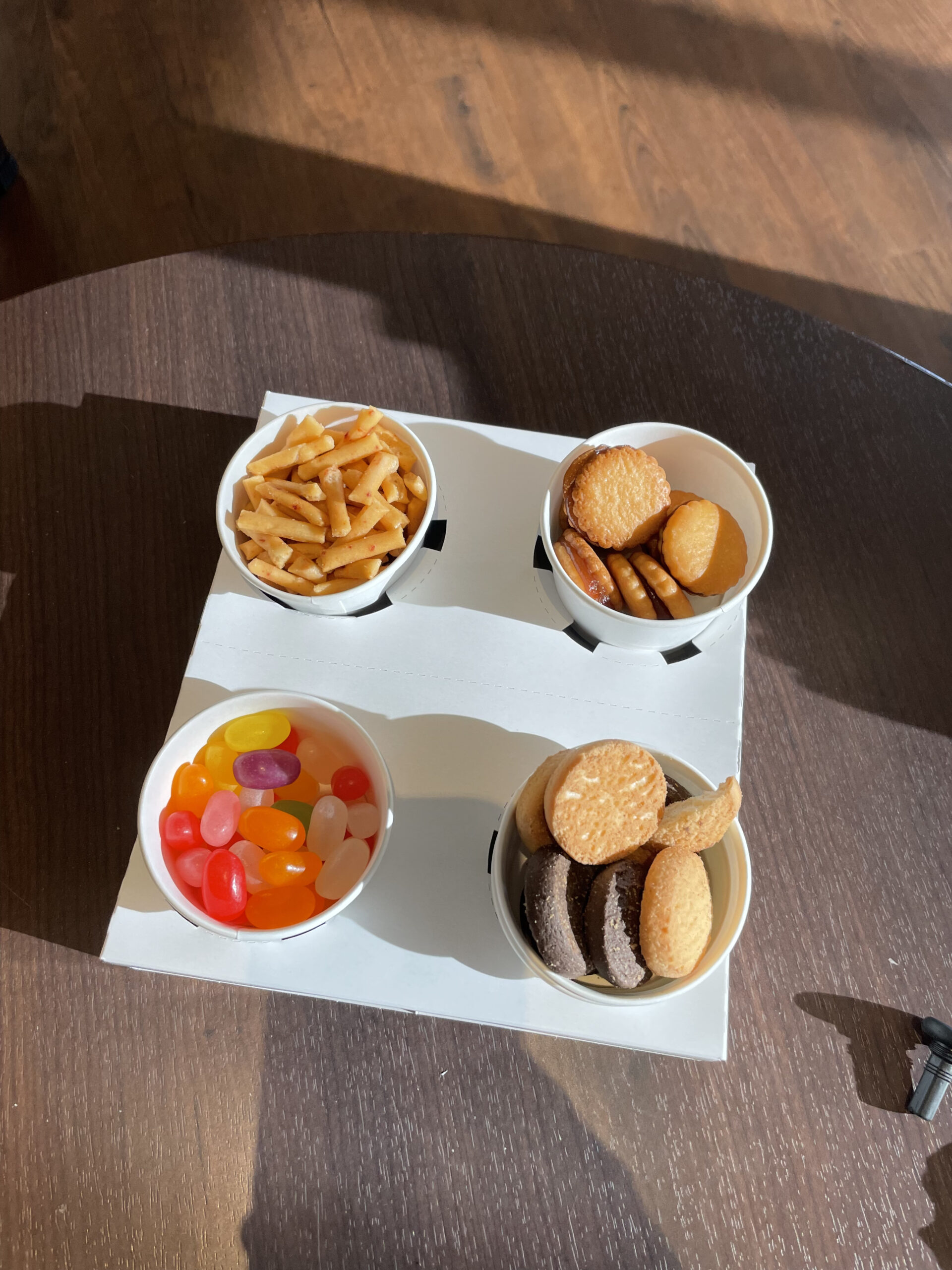 ラウンジのフリードリンクと軽食