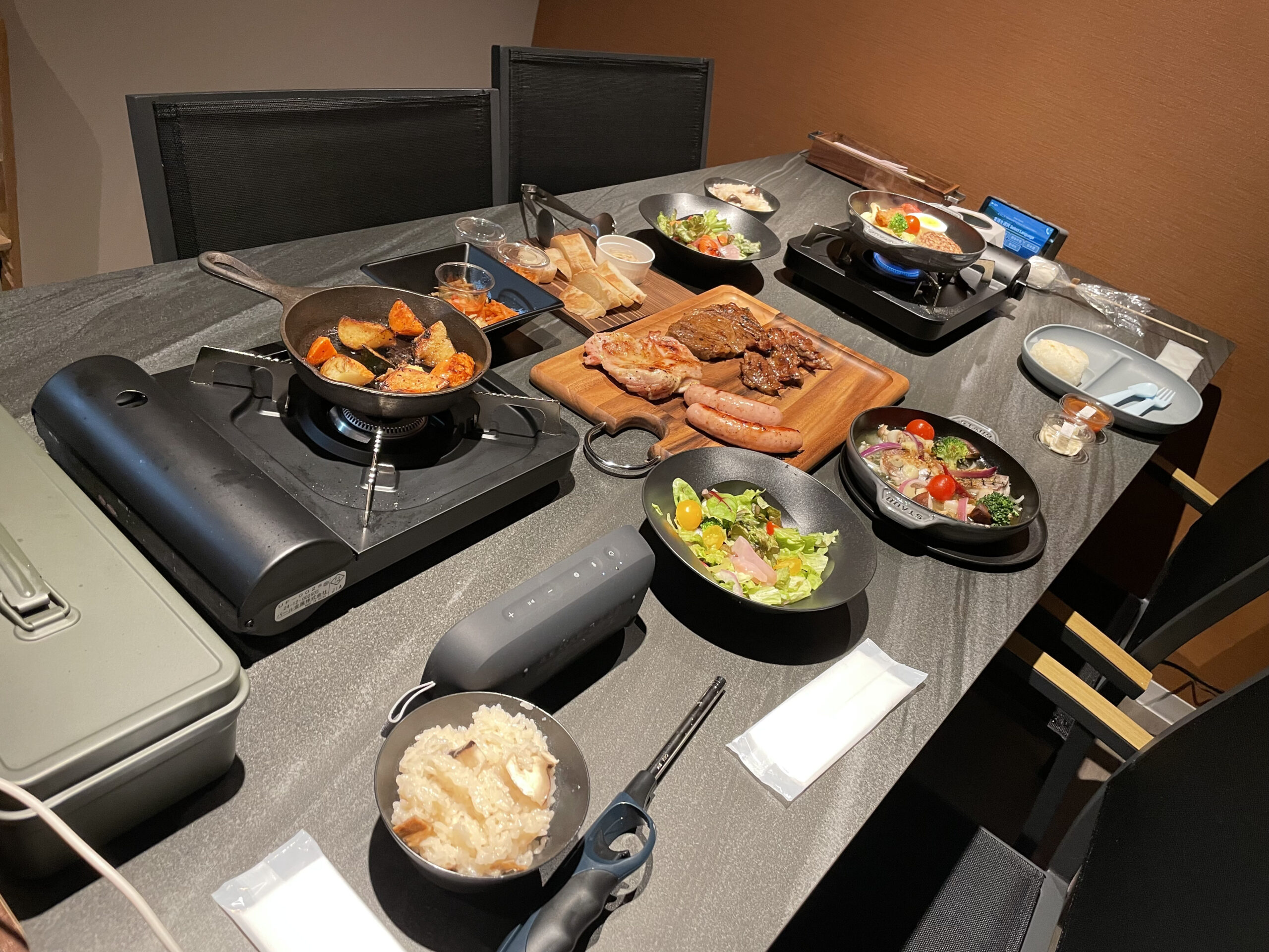 グランピングの夕食。BBQ、サラダ、炊き込みご飯