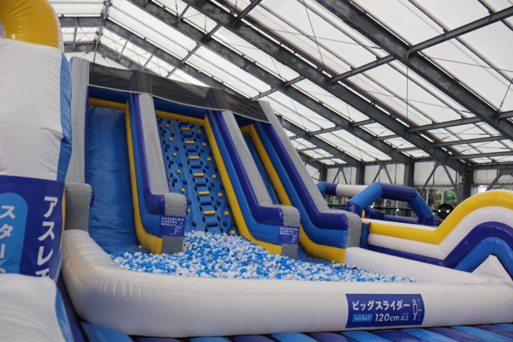 プレジャーリゾート伊豆赤沢温泉のPLEASURE ARENA屋内遊具ビッグスライダーと広々したボールプール